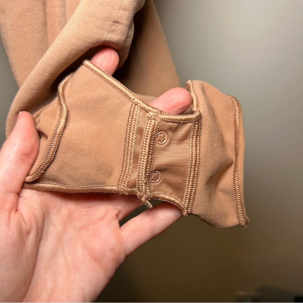 Skims Seamless Sculpt Brief Bodysuit Tan Size Small/Medium - Picture 3 of 5